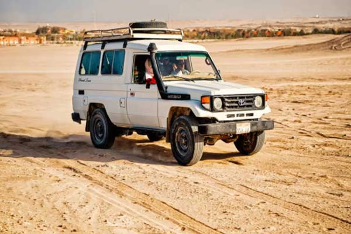 Джип Toyota Land Cruiser на каменистой дороге